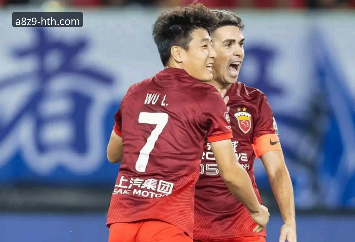 HTH极致体验模式2026最新版本 青岛海牛13年首胜上海海港:一场战术博弈与红牌转折的深度解析